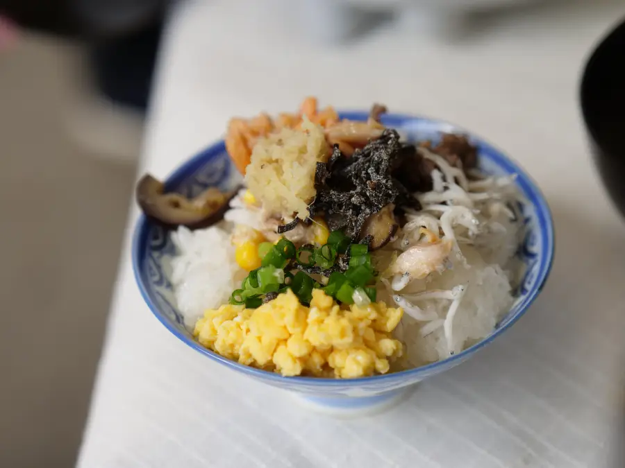 青い染付の丼に盛られたごはんとおかず